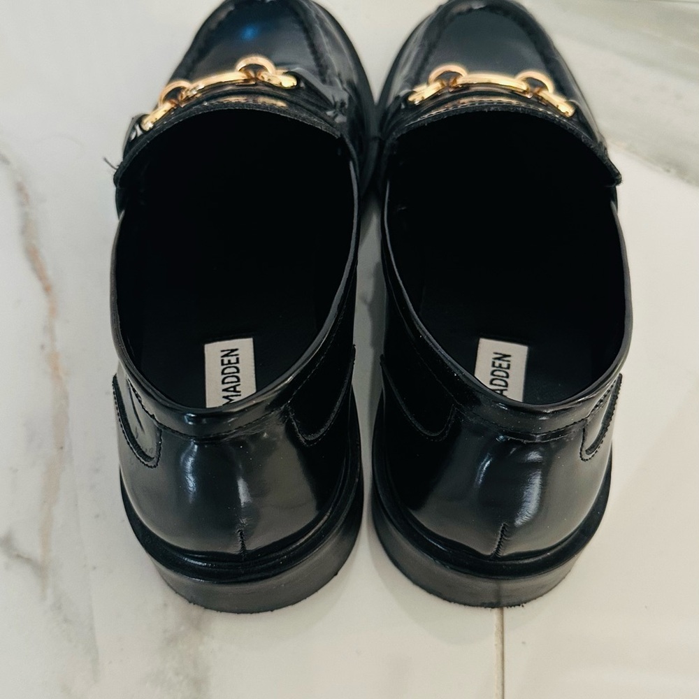 Aldo Shiny Black Loafers with Gold Chain - Picture 2 of 4